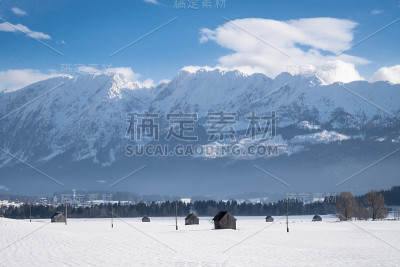 乌云环绕着格林明，沙腾斯皮茨，斯坦费尔德斯皮茨的雪山