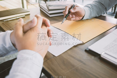 律师与当事人协商诉讼事宜。