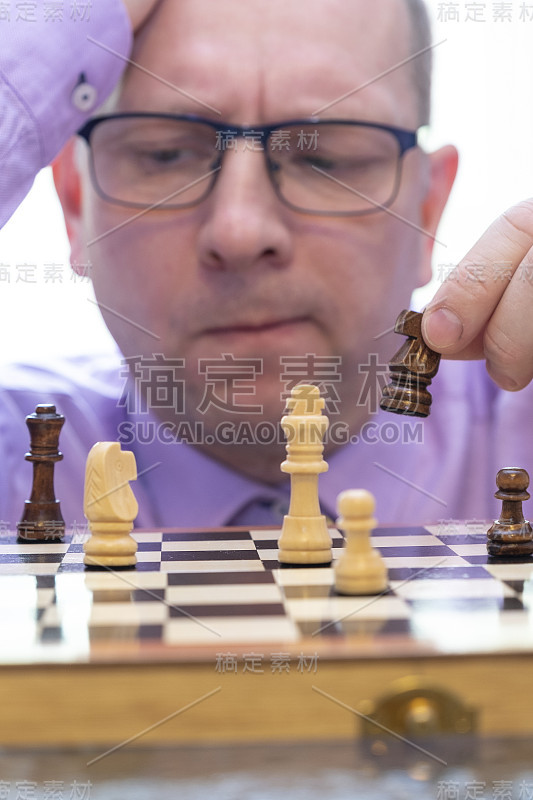 男人若有所思地看着棋子，抬起头。