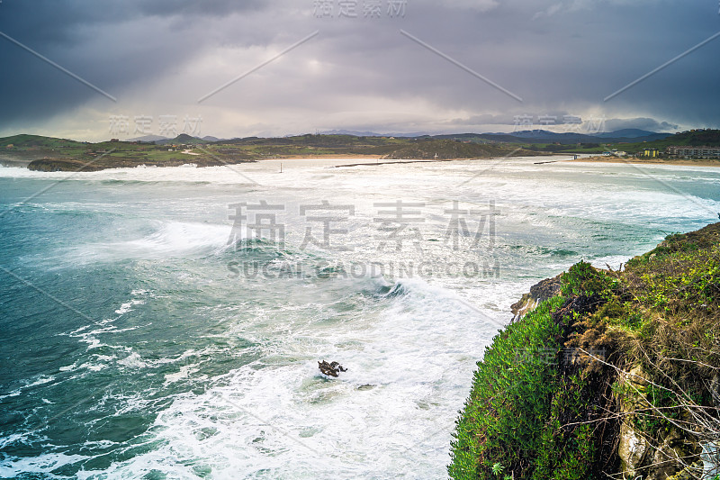 Bahia de Suances在暴风雨天与强大的波浪和戏剧性的天空