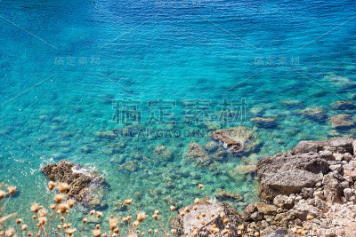 隐藏的小海滩和绿松石水