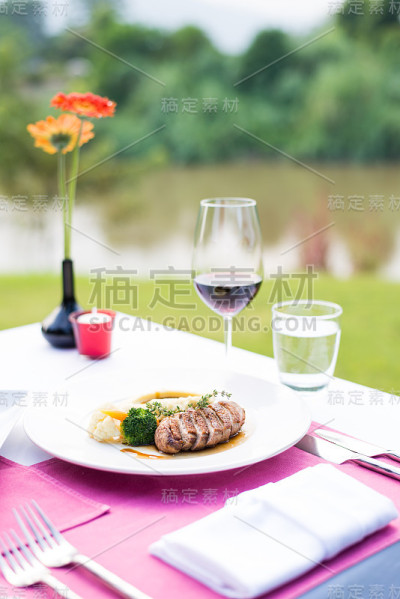 鸭胸肉和红酒