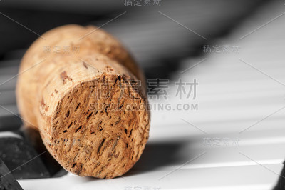 钢琴键盘上的葡萄酒软木塞