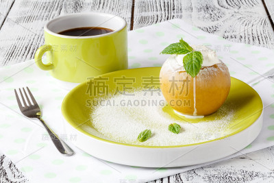 烤苹果和冰淇淋