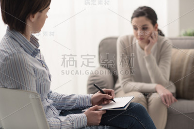 心理学家倾听她的病人