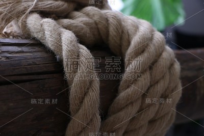 绳子系在树上