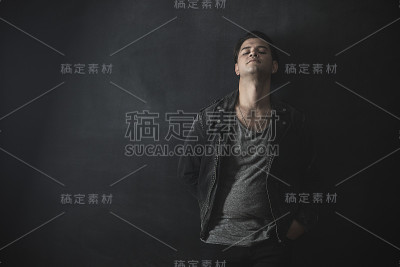 英俊男子黑色背景