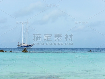 海上的船