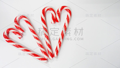 白色背景上的心形拐杖糖。