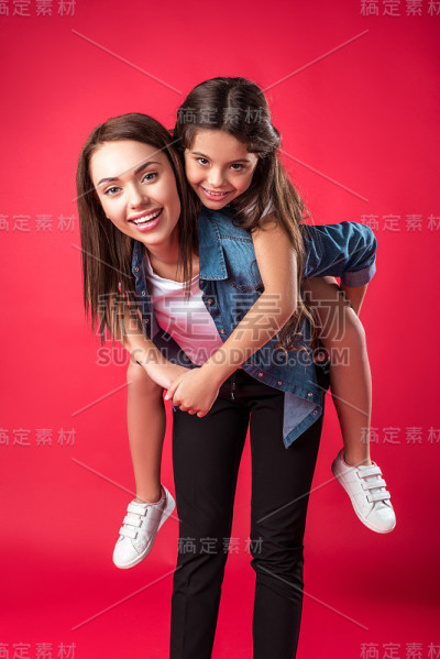 母亲给女儿背靠背