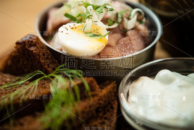 酸奶油腌鲱鱼