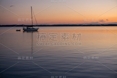 在安静的切萨皮克锚地的日落巡航帆船