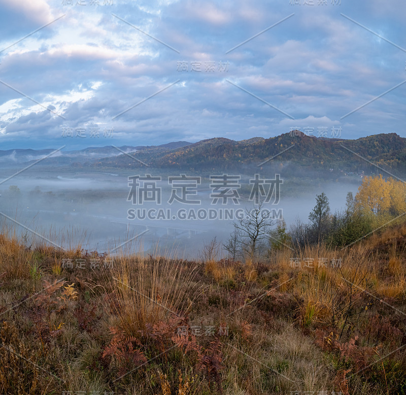 Opir河和Stryi河的乡村山麓，以及遥远的乌克兰喀尔巴阡山脉的山坡上，晨雾弥漫。