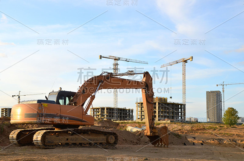 履带式挖掘机在建筑工地挖掘