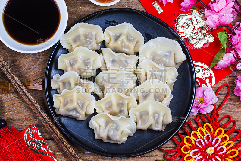 中国新年食物饺子，春节食物传统春节气氛和饺子，红包或金元宝。汉字意味着好运和财富