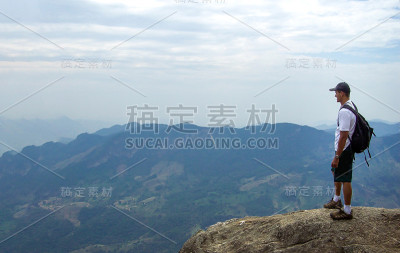 一个人站在山顶眺望地平线