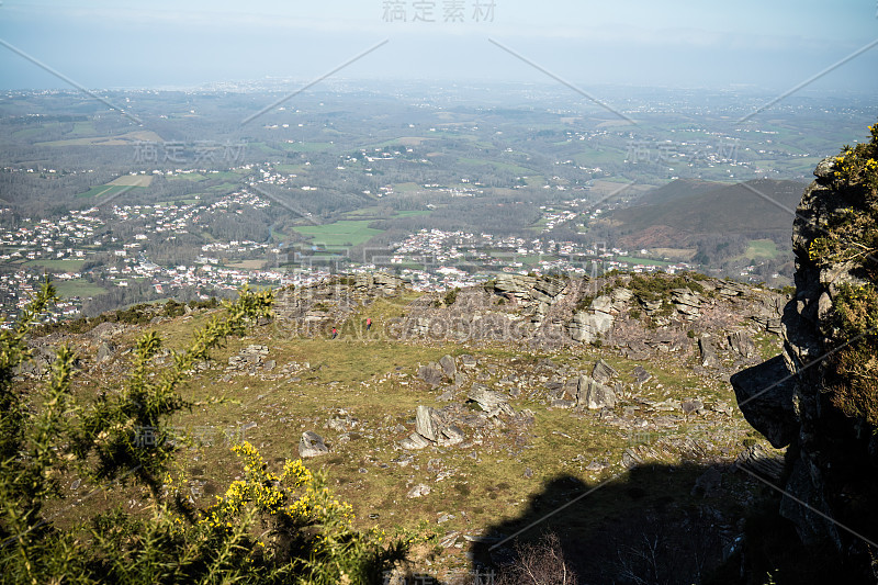 从山上俯瞰大西洋海岸线上的圣让德卢兹，巴斯克国家，法国