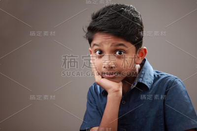 一个表情激动的男孩的肖像