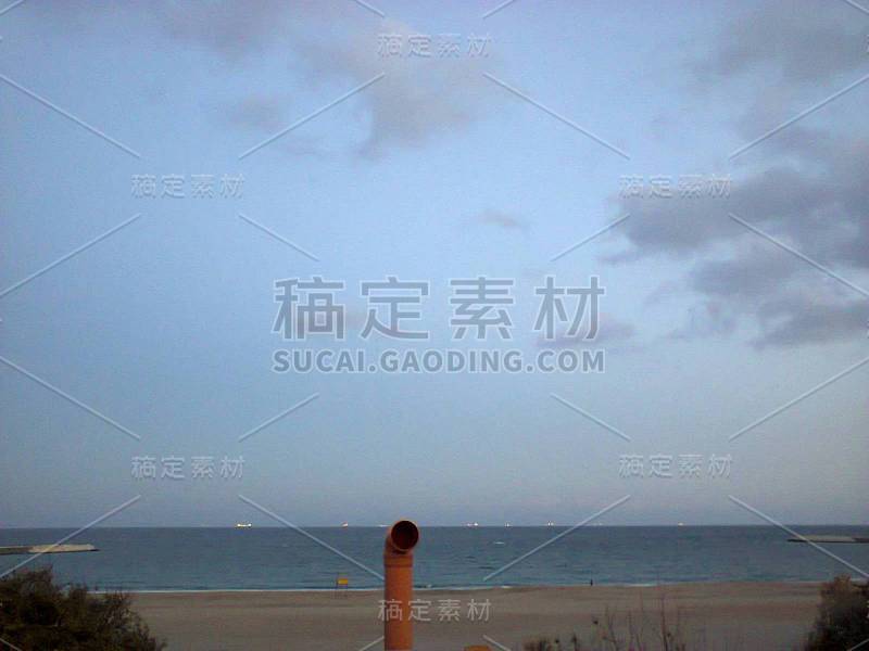 黄昏海景与烟斗