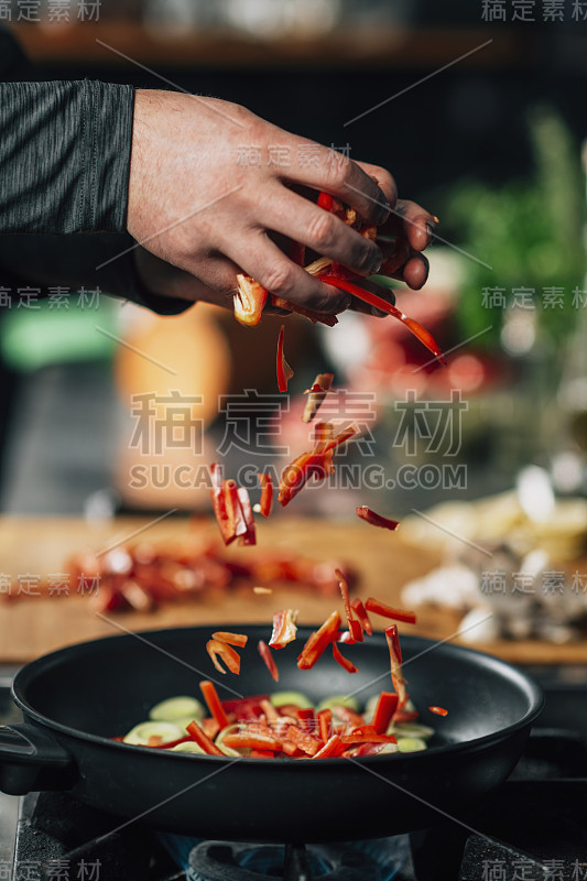 素食餐厅烹饪-在煎锅中加入红甜椒片