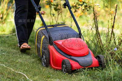 除草机正在工作。