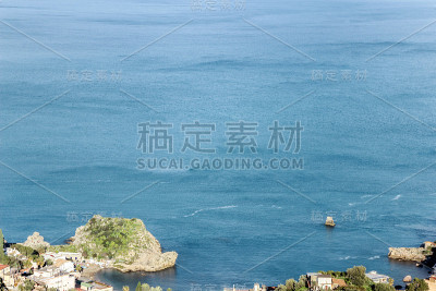 西西里岛的一个小岛，有着蓝色的海洋