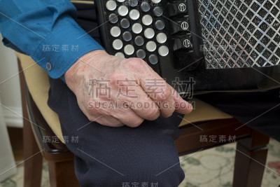 男人口琴
