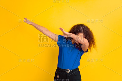 黄色背景上的白人女孩肖像