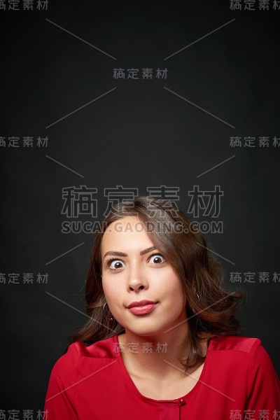 穿红衬衫，卷头发的女人