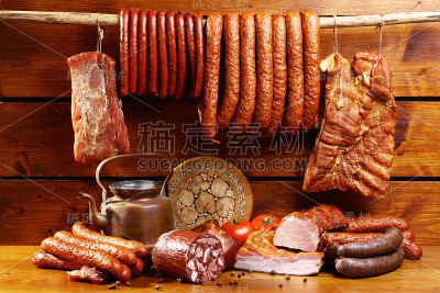 有香肠和火腿的乡村餐桌