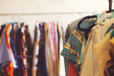 二手服装店里的旧衣服
