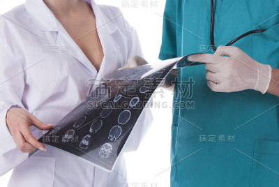 两位医生的x光检查结果
