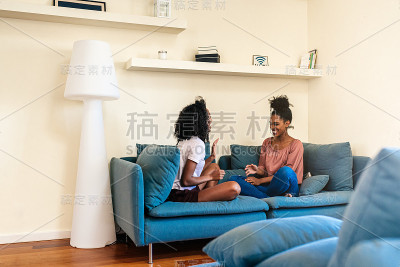 喜黑女们在沙发上玩起了拍手游戏