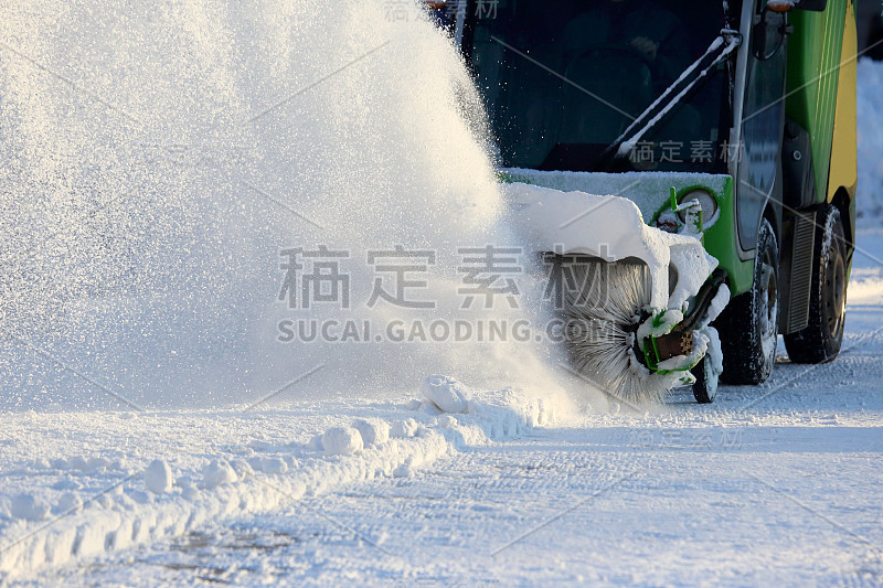 借助特殊机械清理城市街道积雪