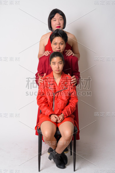 三个不同种族的亚洲朋友一起排队的全身照