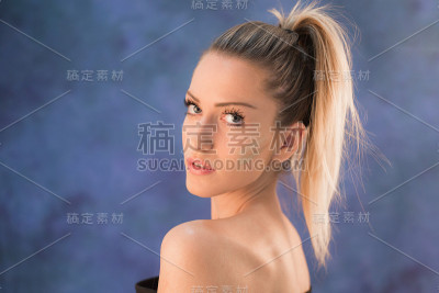 年轻漂亮的女人