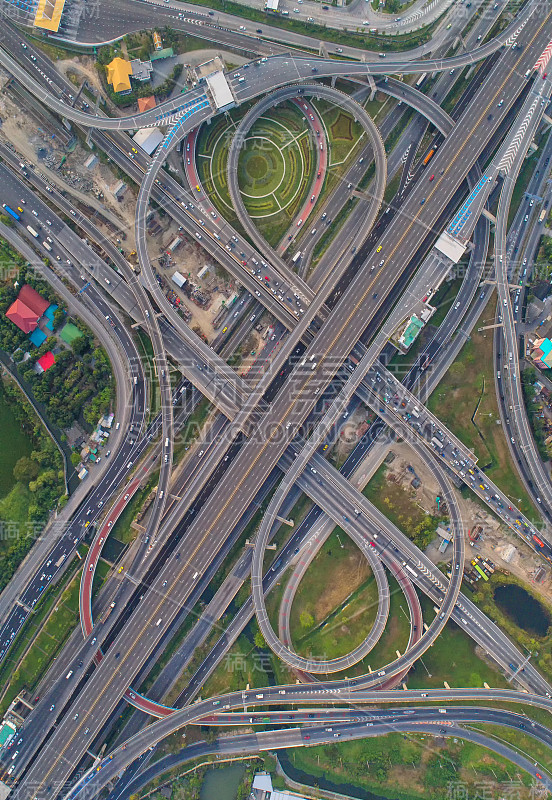 鸟瞰图，道路环岛，高速公路与汽车停车场在泰国的城市。美丽的街道，市中心，城市景观，顶视图。背景