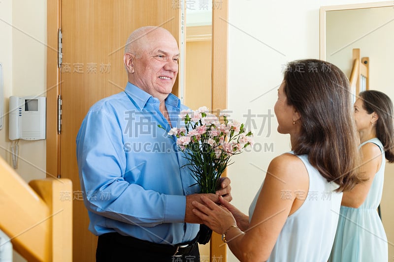 年长的男人给女人献花