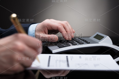 商人检查发票