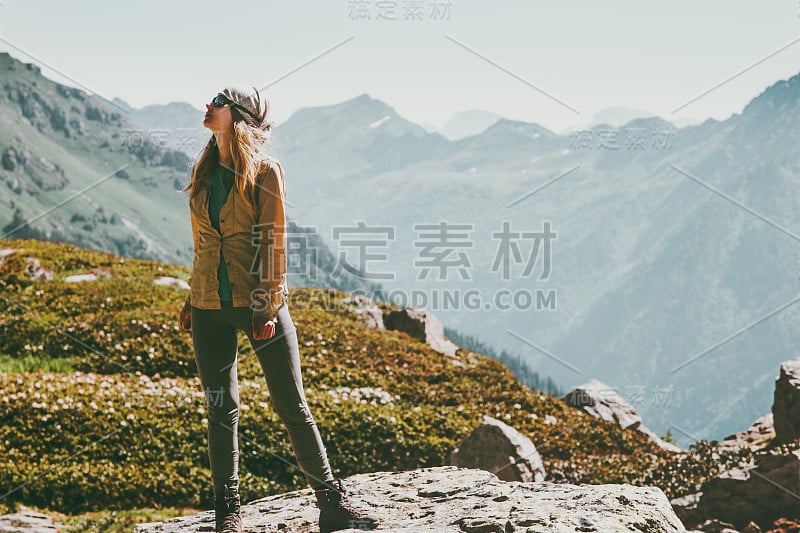 女人散步，欣赏高山景观，旅游，生活方式与自然和谐的概念，夏季度假户外