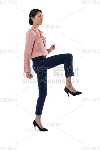 女性高管在白色背景下摆姿势