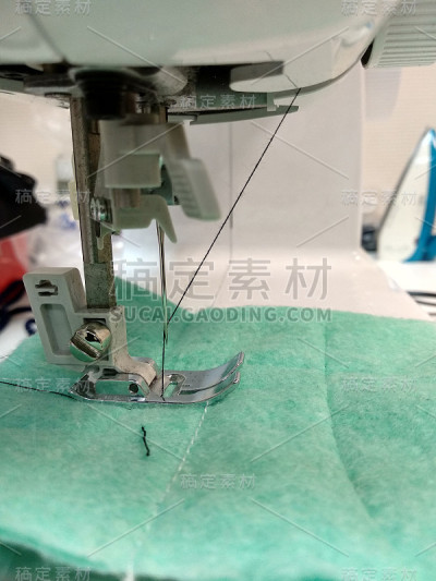 缝纫机的针板、针脚和输送带。