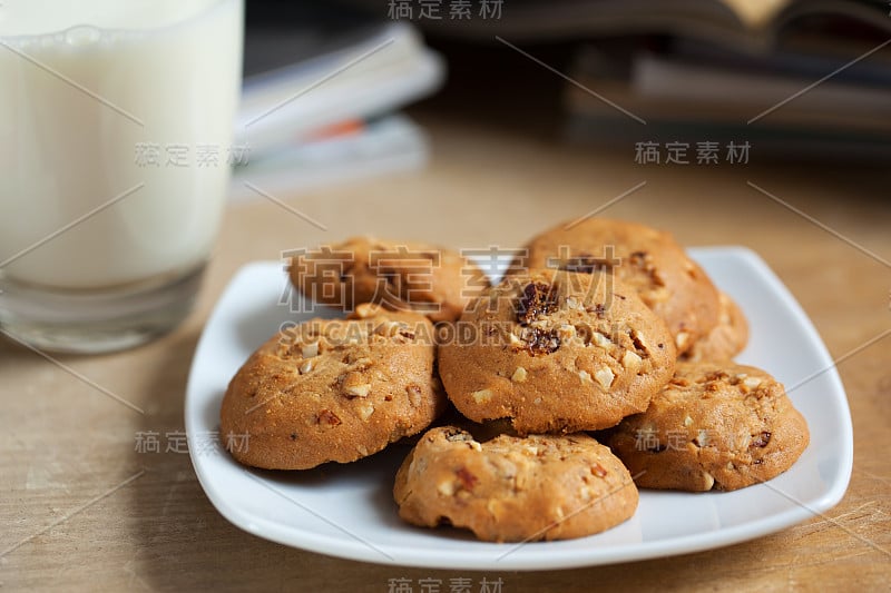 葡萄干和杏仁饼干作为零食