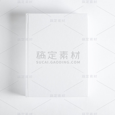 在白色纹理纸背景下封闭的空白方形书的模型