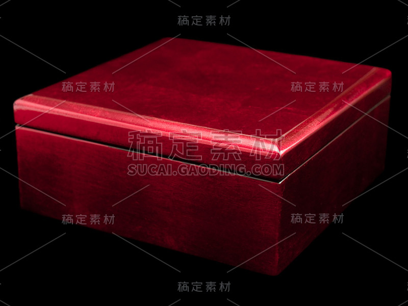 涂有旧漆的红色盒子