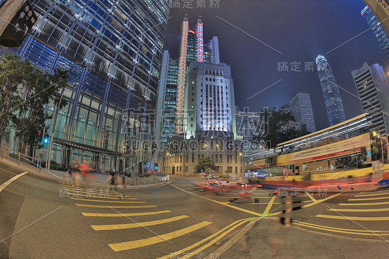 香港的天际线和夜晚的交通