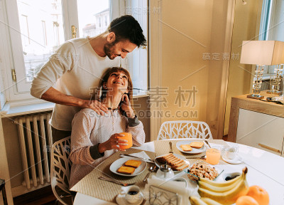 年轻夫妇在家