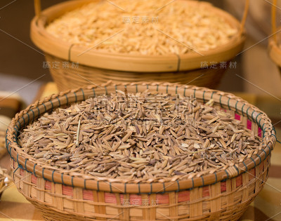 编织竹篮里的有机稻田。有选择性的重点。