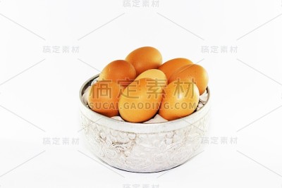 棕色鸡蛋孤立在白色鸡蛋上