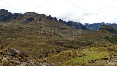 山谷中的山脉